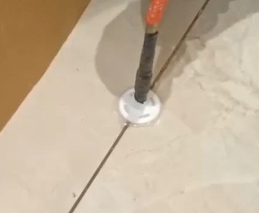 西双版瓷砖空鼓维修公司专业解答瓷砖在铺贴过程中，如果没有涂抹均匀到位的粘结材料（如水泥砂浆或瓷砖胶），可能会导致以下问题