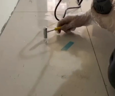 西双版瓷砖开裂维修公司专业分享瓷砖在铺贴前如果没有沥干水分，将会导致以下问题