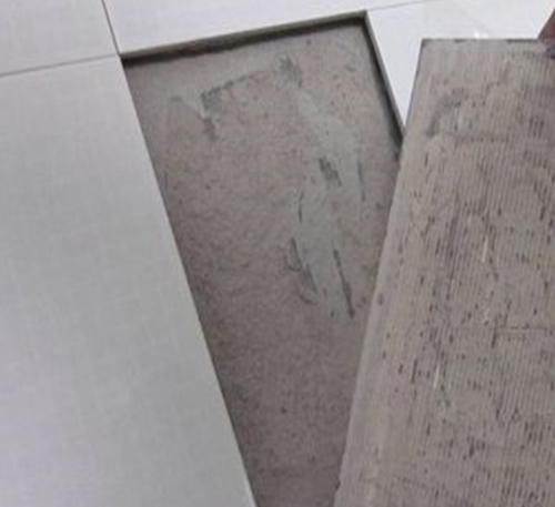 西双版瓷砖空鼓维修公司分享瓷砖铺贴时如果打浆（即涂抹在瓷砖背面和基层上的砂浆或瓷砖胶）过少，会带来以下问题